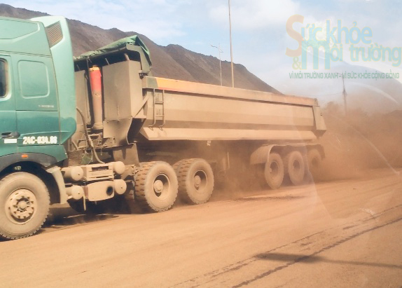 L&agrave;o Cai: Bụi đất d&agrave;y đặc &lsquo;bao v&acirc;y&rsquo; cửa khẩu Kim Th&agrave;nh, ch&iacute;nh quyền ở đ&acirc;u?