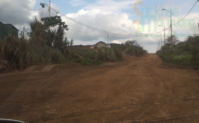 L&agrave;o Cai: Bụi đất d&agrave;y đặc &lsquo;bao v&acirc;y&rsquo; cửa khẩu Kim Th&agrave;nh, ch&iacute;nh quyền ở đ&acirc;u?