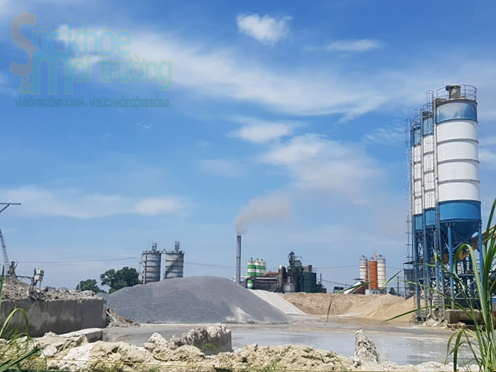 Ho&agrave;ng Mai (Tp. H&agrave; Nội): Hiểm họa từ những trạm trộn b&ecirc; t&ocirc;ng ven s&ocirc;ng trong m&ugrave;a mưa lũ