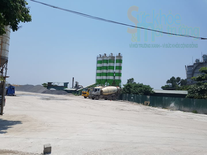 Ho&agrave;ng Mai (Tp. H&agrave; Nội): Hiểm họa từ những trạm trộn b&ecirc; t&ocirc;ng ven s&ocirc;ng trong m&ugrave;a mưa lũ