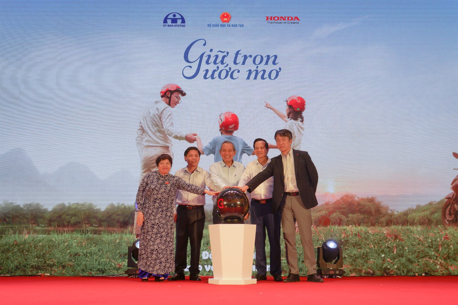 C&ocirc;ng bố chương tr&igrave;nh tặng mũ bảo hiểm cho học sinh lớp 1 cả nước