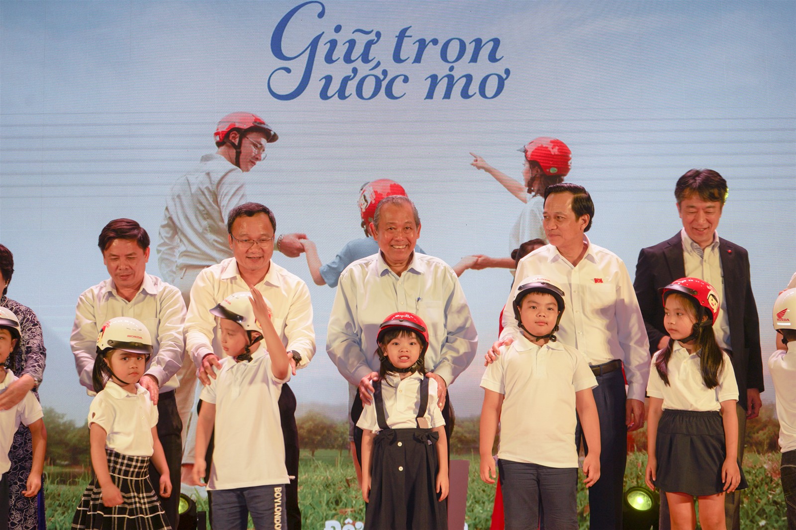 C&ocirc;ng bố chương tr&igrave;nh tặng mũ bảo hiểm cho học sinh lớp 1 cả nước