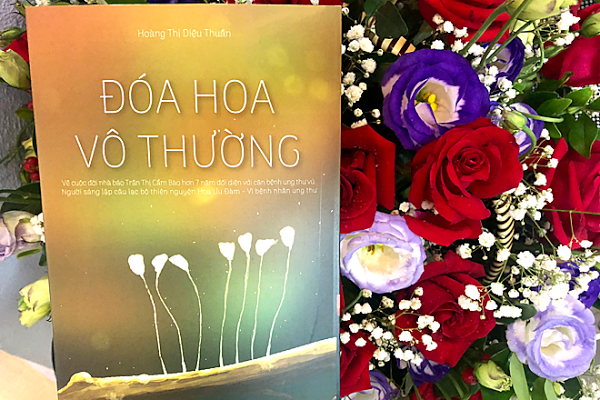 X&uacute;c động cuốn s&aacute;ch &ldquo;Đ&oacute;a hoa v&ocirc; thường&rdquo; của bệnh nh&acirc;n ung thư