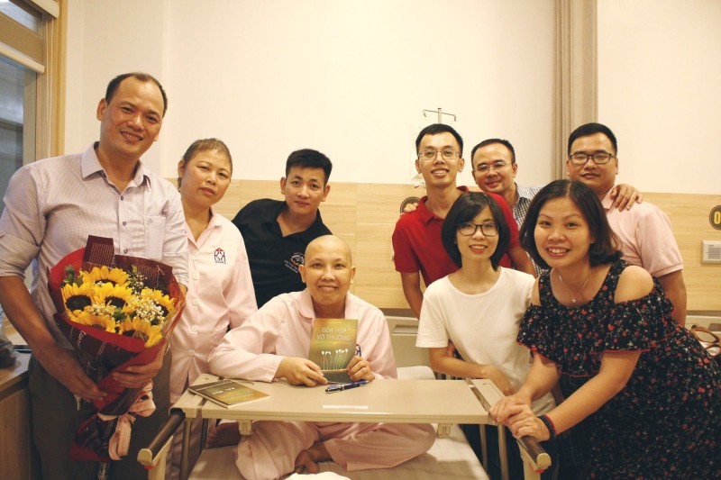 X&uacute;c động cuốn s&aacute;ch &ldquo;Đ&oacute;a hoa v&ocirc; thường&rdquo; của bệnh nh&acirc;n ung thư