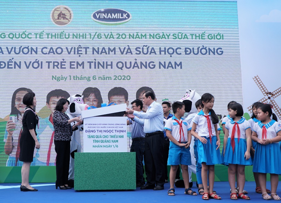 Quỹ sữa học đường đến với trẻ em Quảng Nam