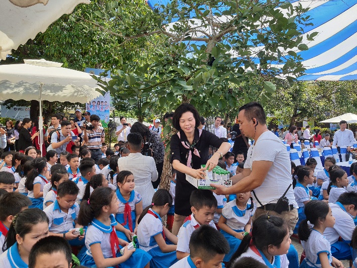 Quỹ sữa học đường đến với trẻ em Quảng Nam