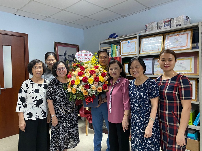 Tòa soạn Sức khỏe và Môi trường nhận hoa chúc mừng Ngày Báo chí Cách mạng Việt Nam