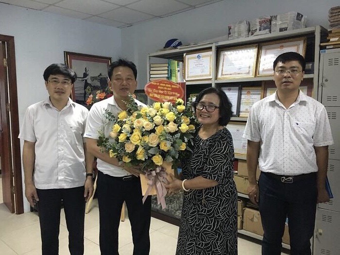 Tòa soạn Sức khỏe và Môi trường nhận hoa chúc mừng Ngày Báo chí Cách mạng Việt Nam