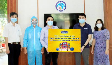 Vinamilk tặng  3.000 phần sữa và quà cho trẻ em đang cách ly tại 7 địa phương nhân ngày quốc tế thiếu nhi