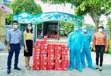 Vinamilk tặng  3.000 phần sữa và quà cho trẻ em đang cách ly tại 7 địa phương nhân ngày quốc tế thiếu nhi