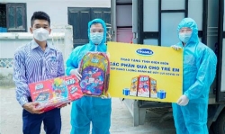 vinamilk va quy sua vuon cao viet nam trao 8400 hop sua va nhieu qua tang cho tre em dang cach ly do dich benh tai dien bien