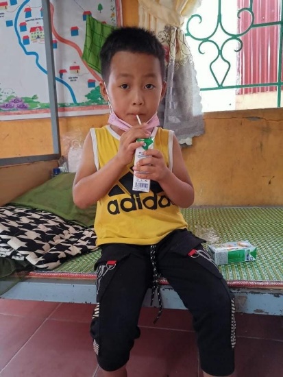 Vinamilk và Quỹ sữa vươn cao Việt Nam trao 8.400 hộp sữa và nhiều quà tặng cho trẻ em đang cách ly do dịch bệnh tại Điện Biên