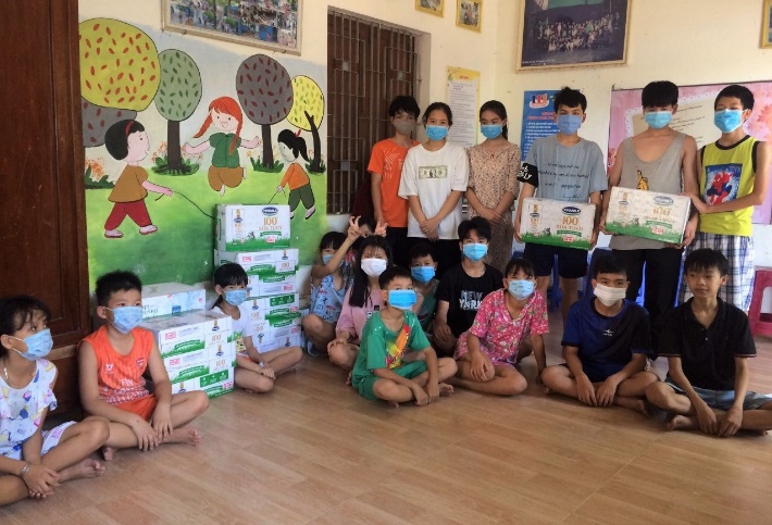 Vinamilk và Quỹ sữa vươn cao Việt Nam trao 8.400 hộp sữa và nhiều quà tặng cho trẻ em đang cách ly do dịch bệnh tại Điện Biên