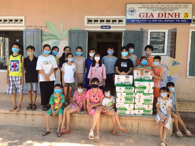 Vinamilk và Quỹ sữa vươn cao Việt Nam trao 8.400 hộp sữa và nhiều quà tặng cho trẻ em đang cách ly do dịch bệnh tại Điện Biên