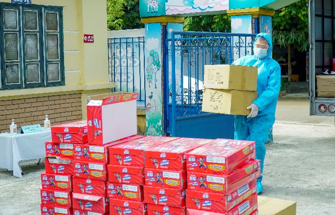 Vinamilk và Quỹ sữa vươn cao Việt Nam trao 8.400 hộp sữa và nhiều quà tặng cho trẻ em đang cách ly do dịch bệnh tại Điện Biên