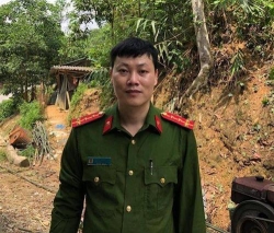 dai uy cong an dung cam lao minh xuong dong lu xiet cuu nguoi