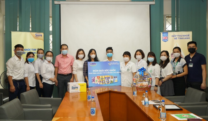 Vinamilk trao tặng món quà sức khỏe đến cán bộ y tế tuyến đầu và gia đình nhân ngày gia đình việt nam