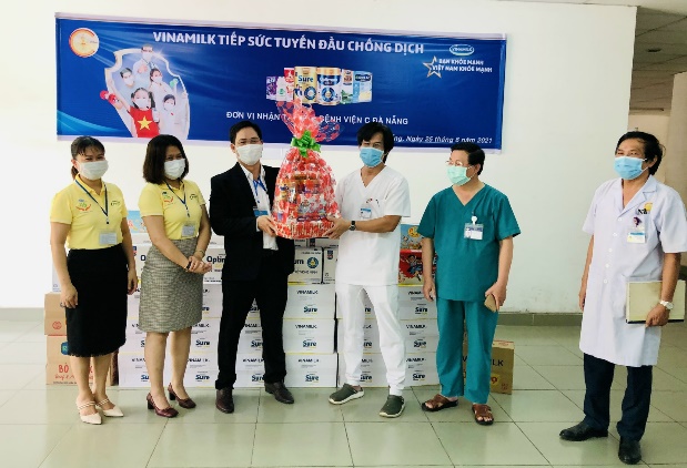 Vinamilk trao tặng món quà sức khỏe đến cán bộ y tế tuyến đầu và gia đình nhân ngày gia đình việt nam