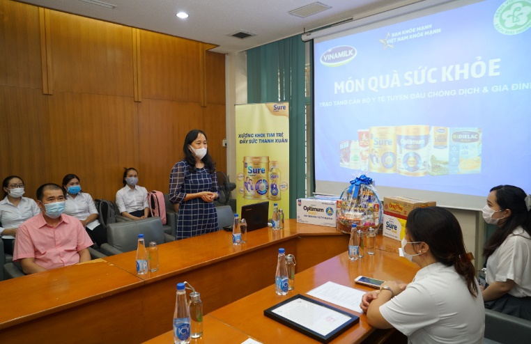 Vinamilk trao tặng món quà sức khỏe đến cán bộ y tế tuyến đầu và gia đình nhân ngày gia đình việt nam