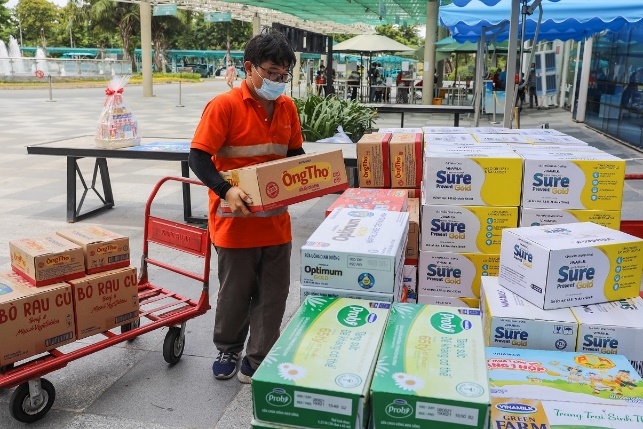 Vinamilk trao tặng món quà sức khỏe đến cán bộ y tế tuyến đầu và gia đình nhân ngày gia đình việt nam