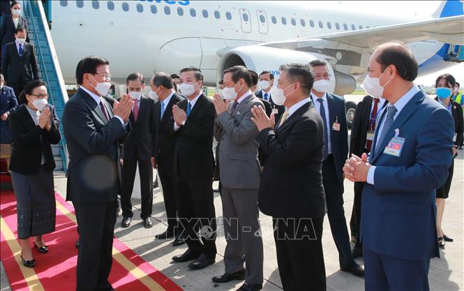 Tổng Bí thư, Chủ tịch nước Lào đến Hà Nội bắt đầu thăm hữu nghị chính thức Việt Nam