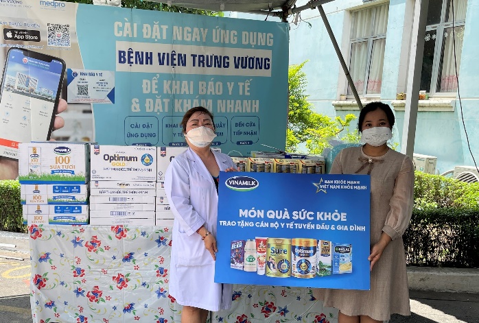 Vinamilk Sure Prevent &amp; Optimum Gold trao tặng quà cho các bệnh viện tuyến đầu nhân ngày gia đình Việt Nam