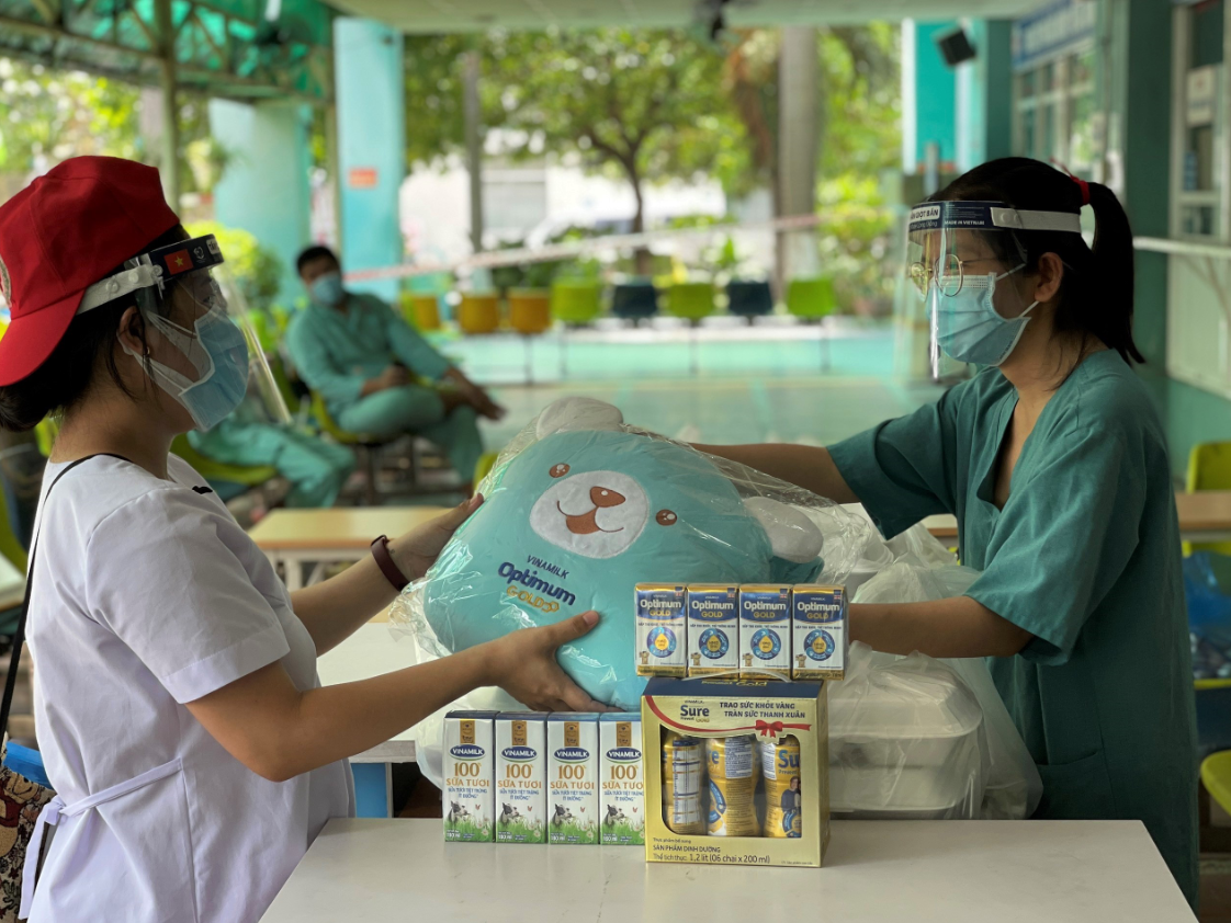 Vinamilk Sure Prevent &amp; Optimum Gold trao tặng quà cho các bệnh viện tuyến đầu nhân ngày gia đình Việt Nam