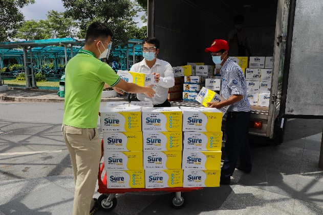 Vinamilk Sure Prevent &amp; Optimum Gold trao tặng quà cho các bệnh viện tuyến đầu nhân ngày gia đình Việt Nam