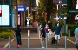Singapore quyết định “sống chung với Covid-19”