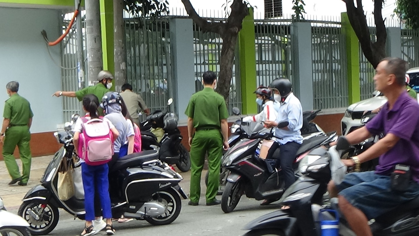 TP.HCM: Hàng loạt học sinh Trường Tiểu học Tân Hương nghi ngộ độc thực phẩm?