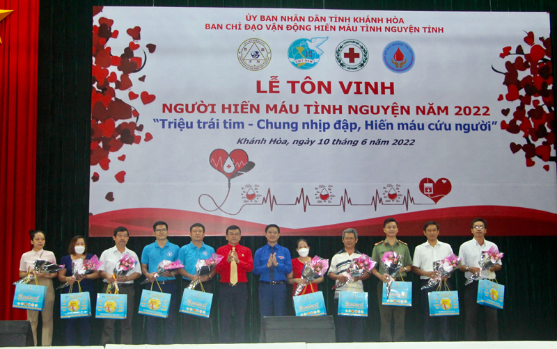 Khánh Hòa: Tôn vinh 323 gia đình và cá nhân tiêu biểu trong phong trào hiến máu tình nguyện năm 2022