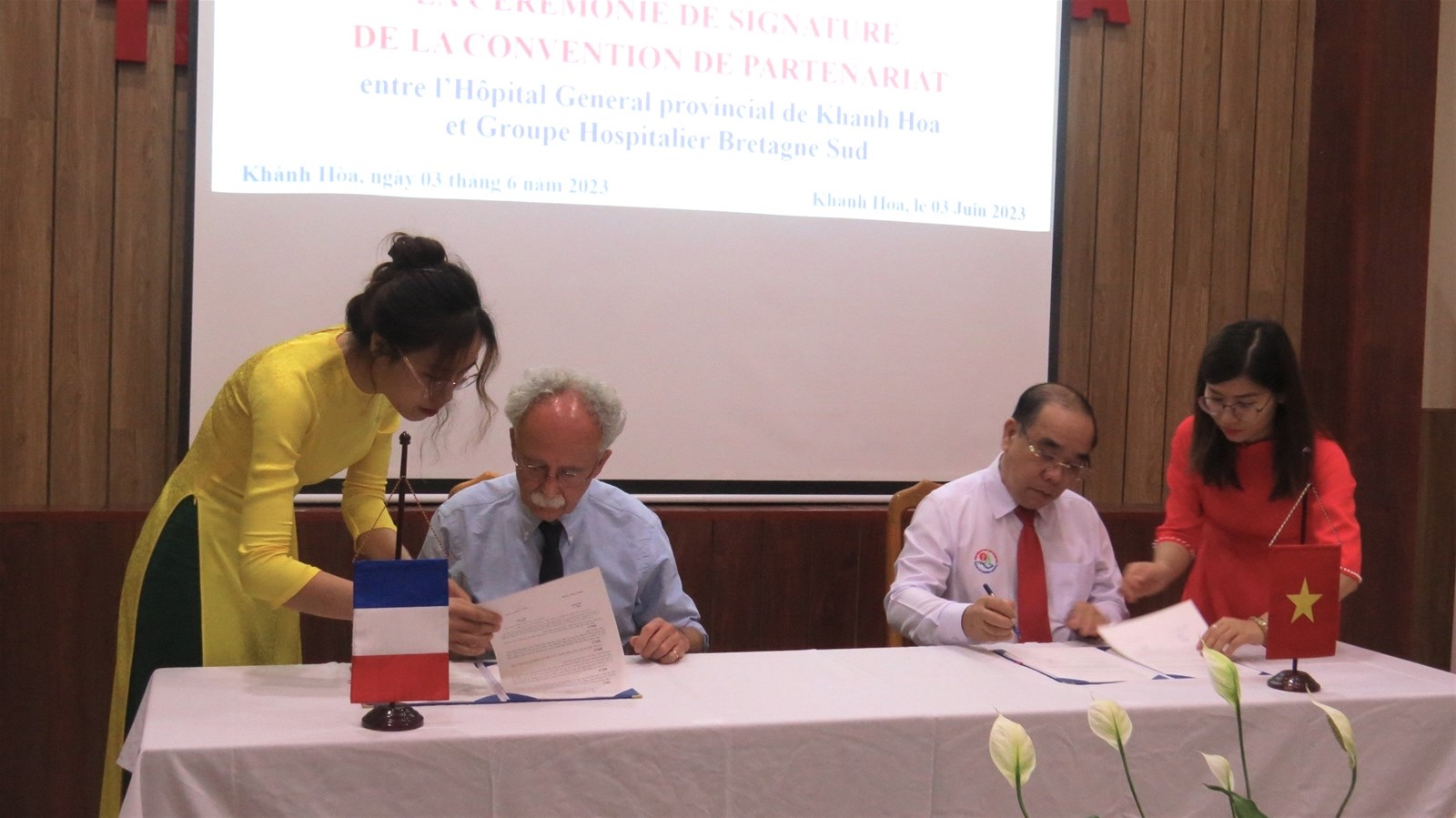 Bệnh viện Đa khoa tỉnh Khánh Hòa: Ký kết thoả thuận hợp tác trong lĩnh vực y tế với bệnh viện của Pháp