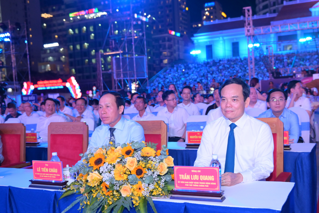 Phố biển Nha Trang trở nên rực rỡ và lung linh trong đêm “Khai mạc Festival Biển Nha Trang - Khánh Hòa 2023”