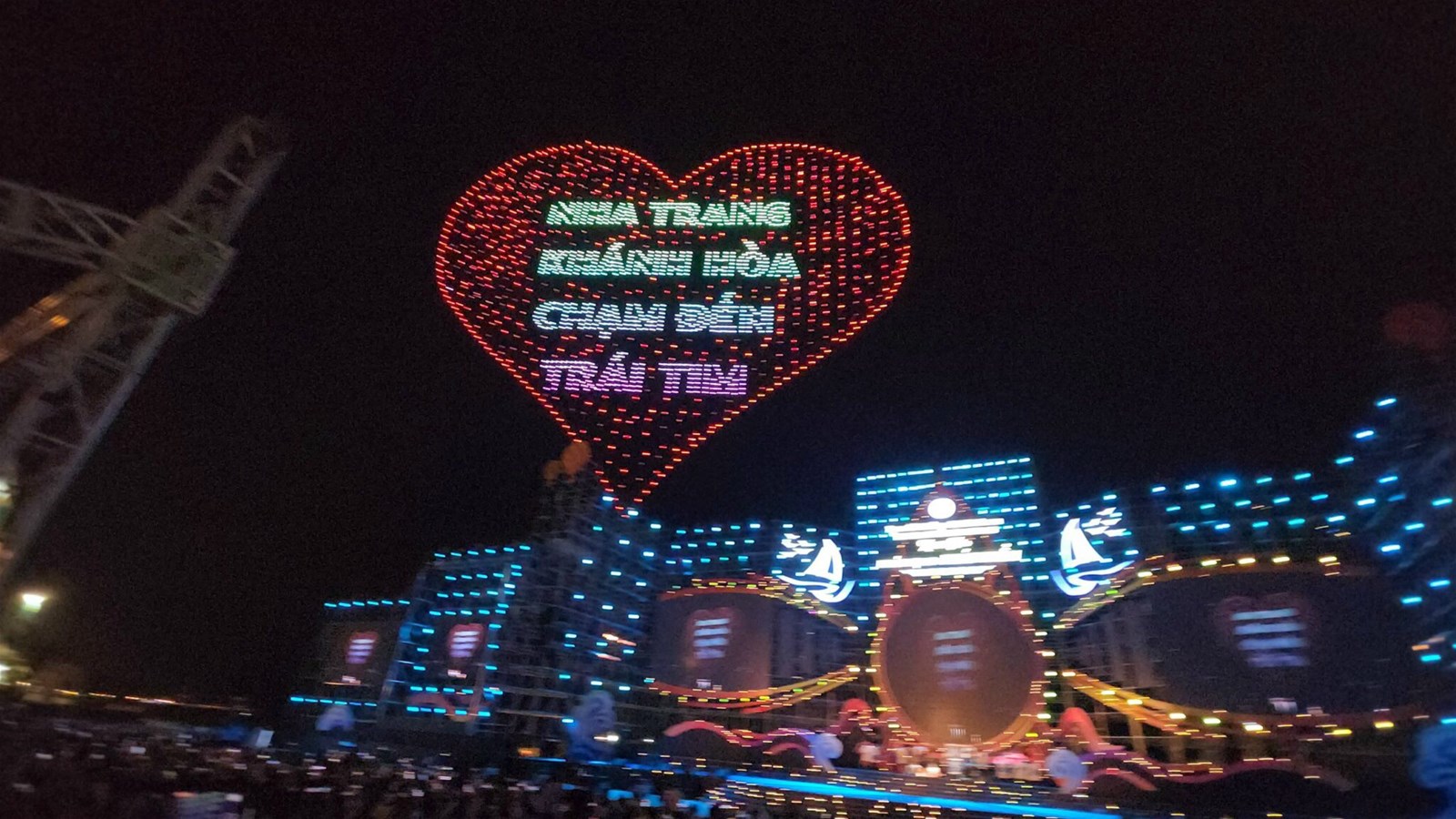 Phố biển Nha Trang trở nên rực rỡ và lung linh trong đêm “Khai mạc Festival Biển Nha Trang - Khánh Hòa 2023”