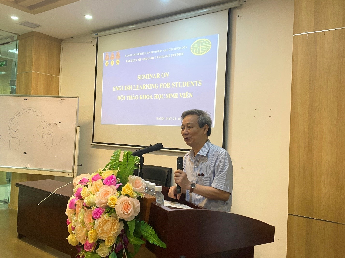 PGS.TS Phan Văn Quế - Chủ nhiệm khoa Ngôn ngữ Anh phát biểu khai mạc Hội thảo khoa học sinh viên năm học 2022-2023.