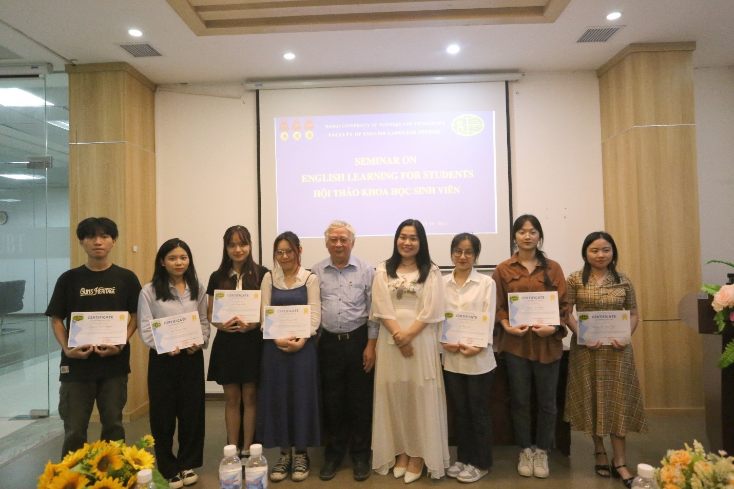 Trao giấy chứng nhận tham gia nghiên cứu khoa học cho các em sinh viên.