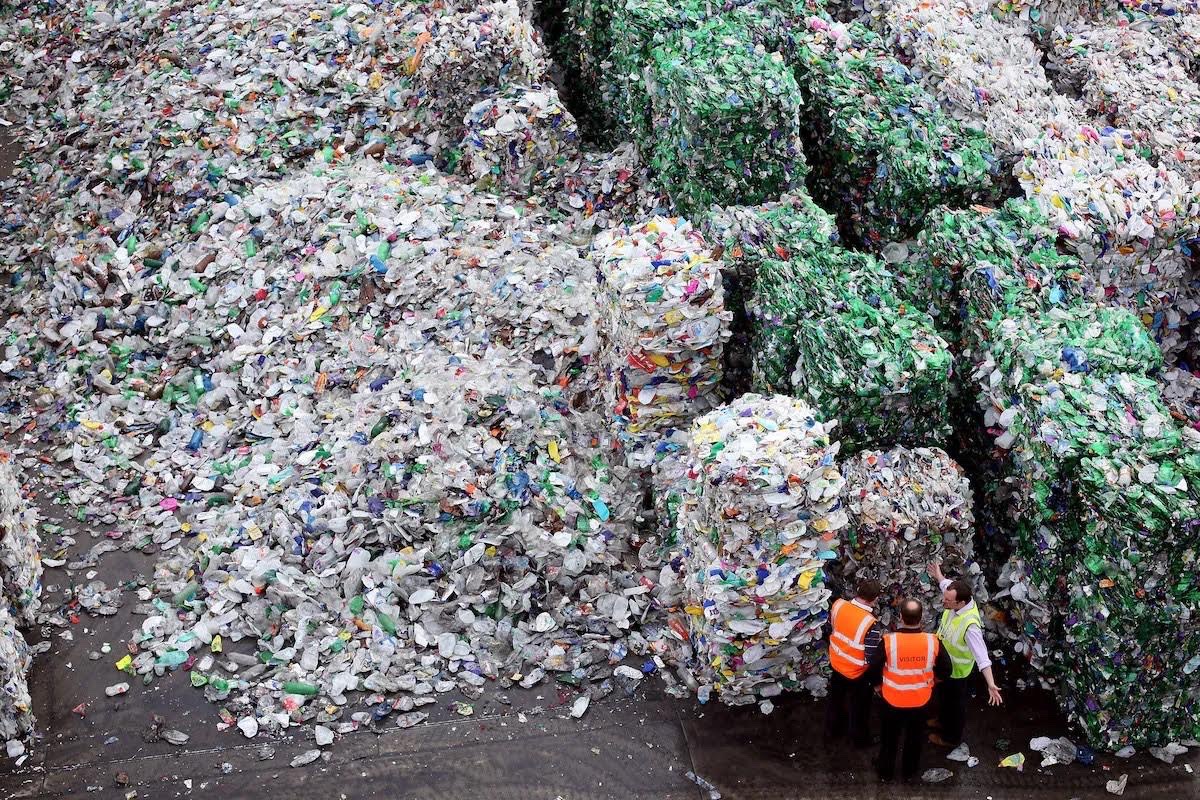 Cảnh báo nhựa tái chế có thể độc hại hơn và không thể khắc phục ô nhiễm
