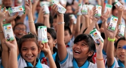 vinamilk trao 76500 ly sua cho tre em tinh vinh long