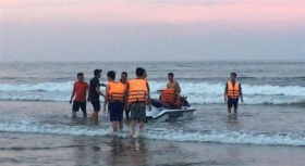 thanh hoa 4 nguoi bi cuon troi khi tam bien