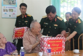 tong cuc hau can qdnd viet nam tham va tang qua cho nguoi co cong tai khanh hoa