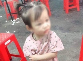 ha tinh be gai 2 tuoi mat tich bi an khi dang choi o san nha