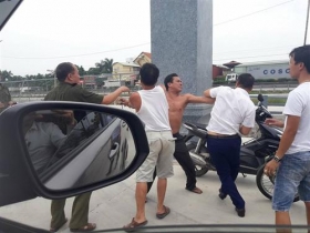 nhom phong vien di tac nghiep bi giam long hanh hung