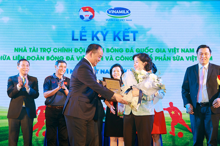 Vinamilk tài trợ chính thức cho các đội tuyển bóng đá quốc gia Việt Nam