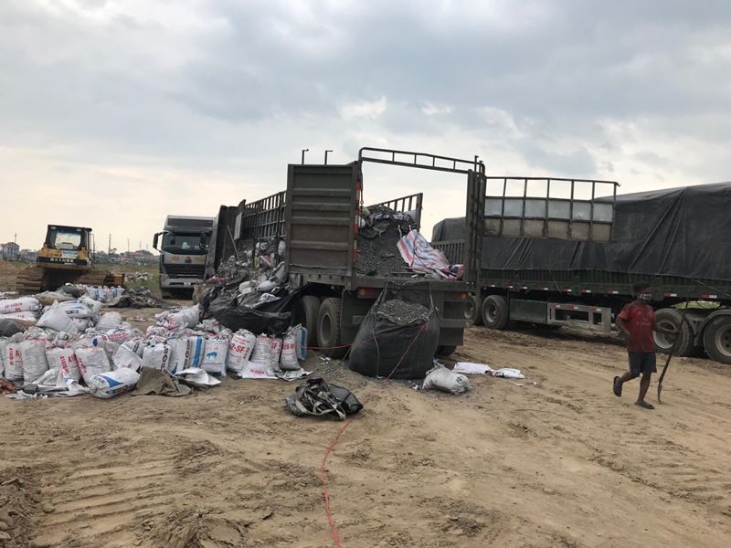 Bắc Ninh: Tạm giữ 7 xe tải 'khủng' chở phế thải công nghiệp độc hại
