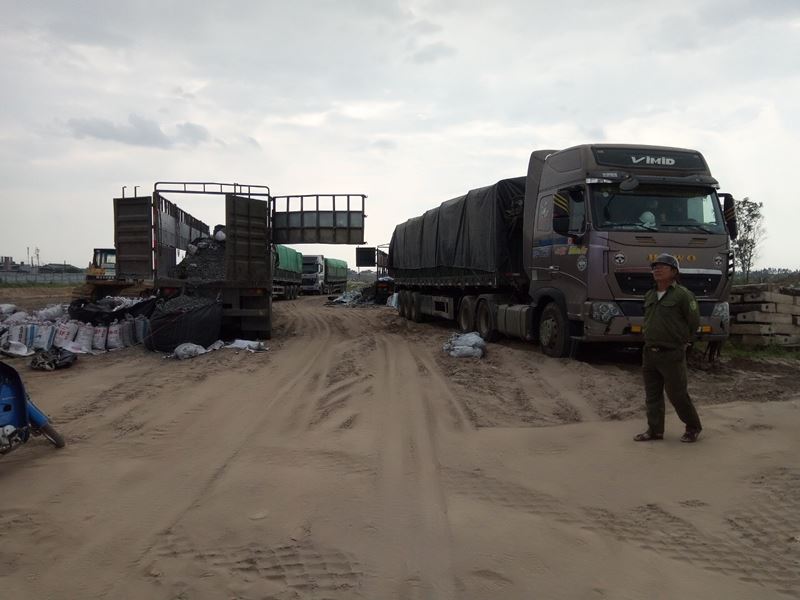 Bắc Ninh: Tạm giữ 7 xe tải 'khủng' chở phế thải công nghiệp độc hại
