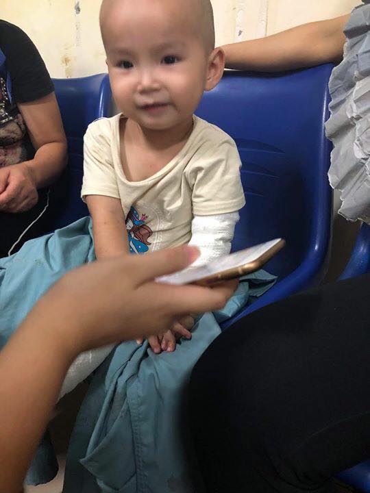 Lời kêu cứu của cháu bé mồ côi mắc bệnh ung thư xương giai đoạn cuối