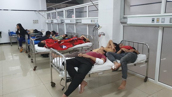 Lật xe khách lúc rạng sáng, ít nhất 11 người thương vong
