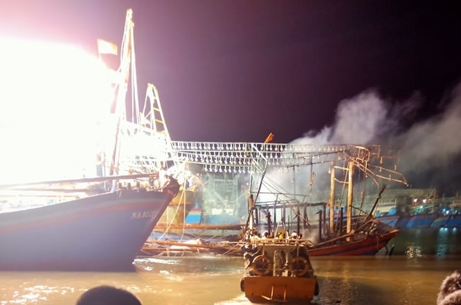 Đang neo đậu ở cảng, tàu cá bất ngờ bốc cháy ngùn ngụt