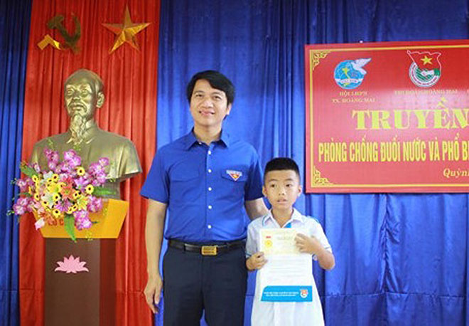 Cậu bé 10 tuổi ở Nghệ An được tặng Huy hiệu 'Tuổi trẻ dũng cảm' vì cứu người đuối nước