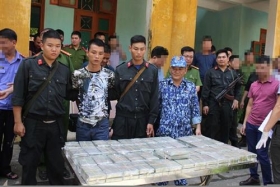 hoa binh bat giu 4 doi tuong van chuyen 100 banh heroin